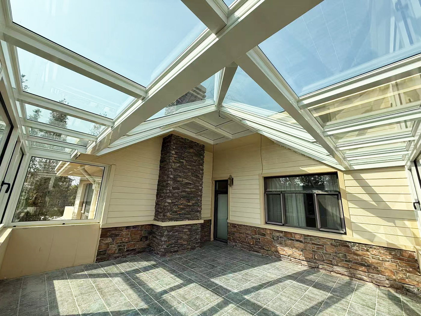 Skylight roof with vacuum glass